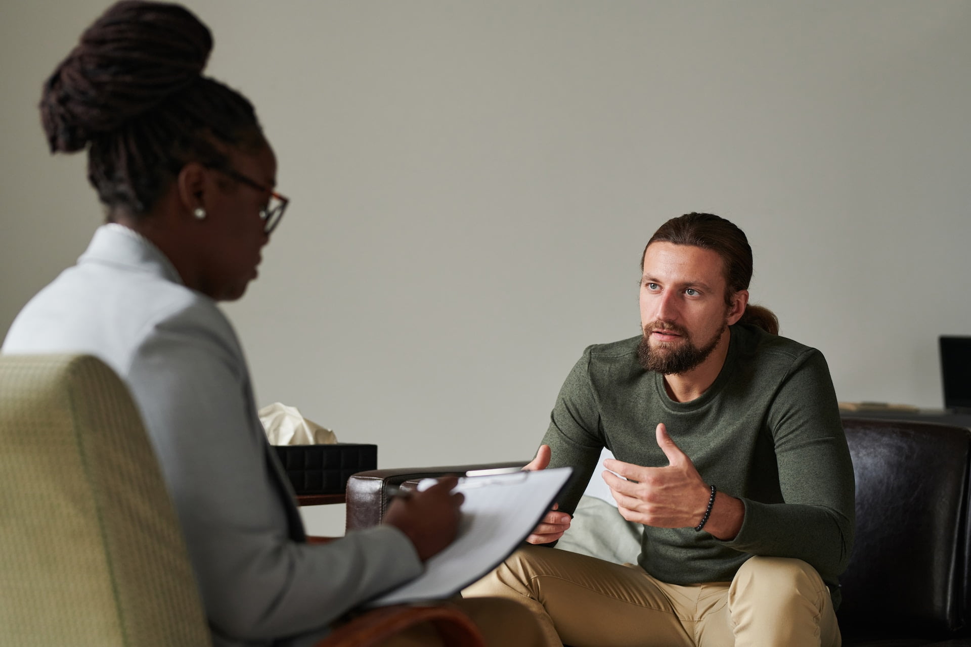 dad seeking counselling from a mental health practitioner  