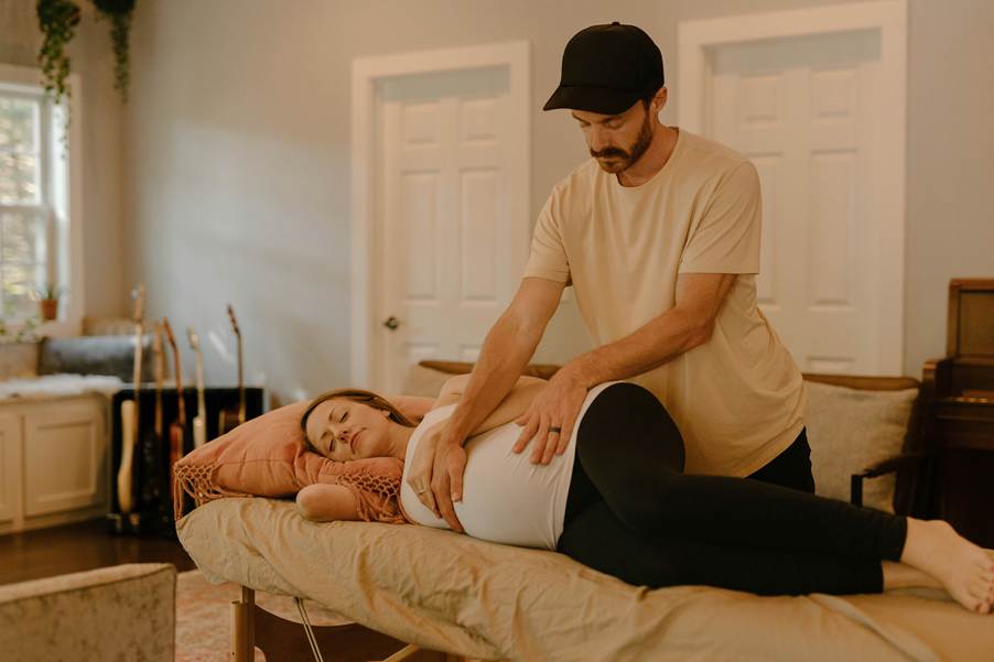 partner providing a pregnancy massage